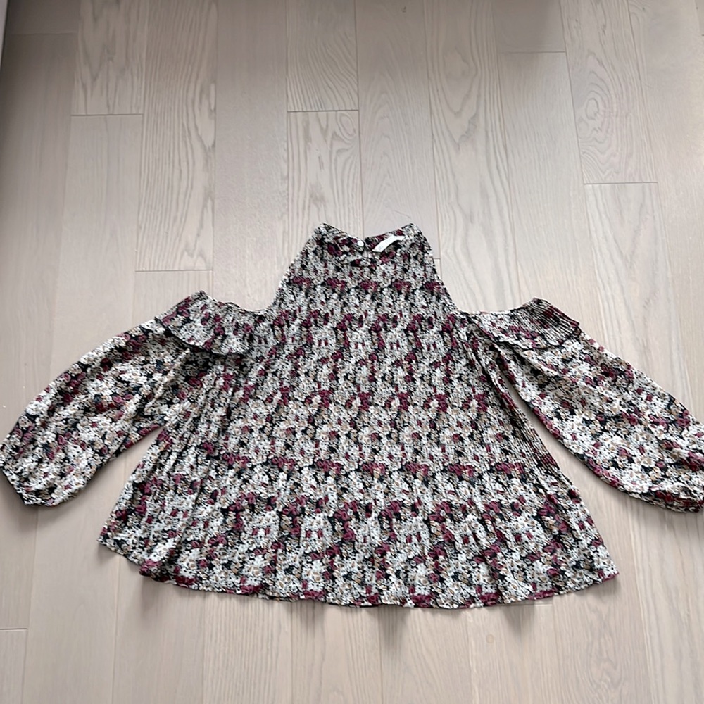 Shoulder cut blouse